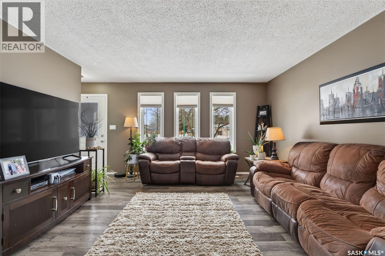 205 Mccosh Drive, Melfort, SK - Indoor Photo Showing Living Room