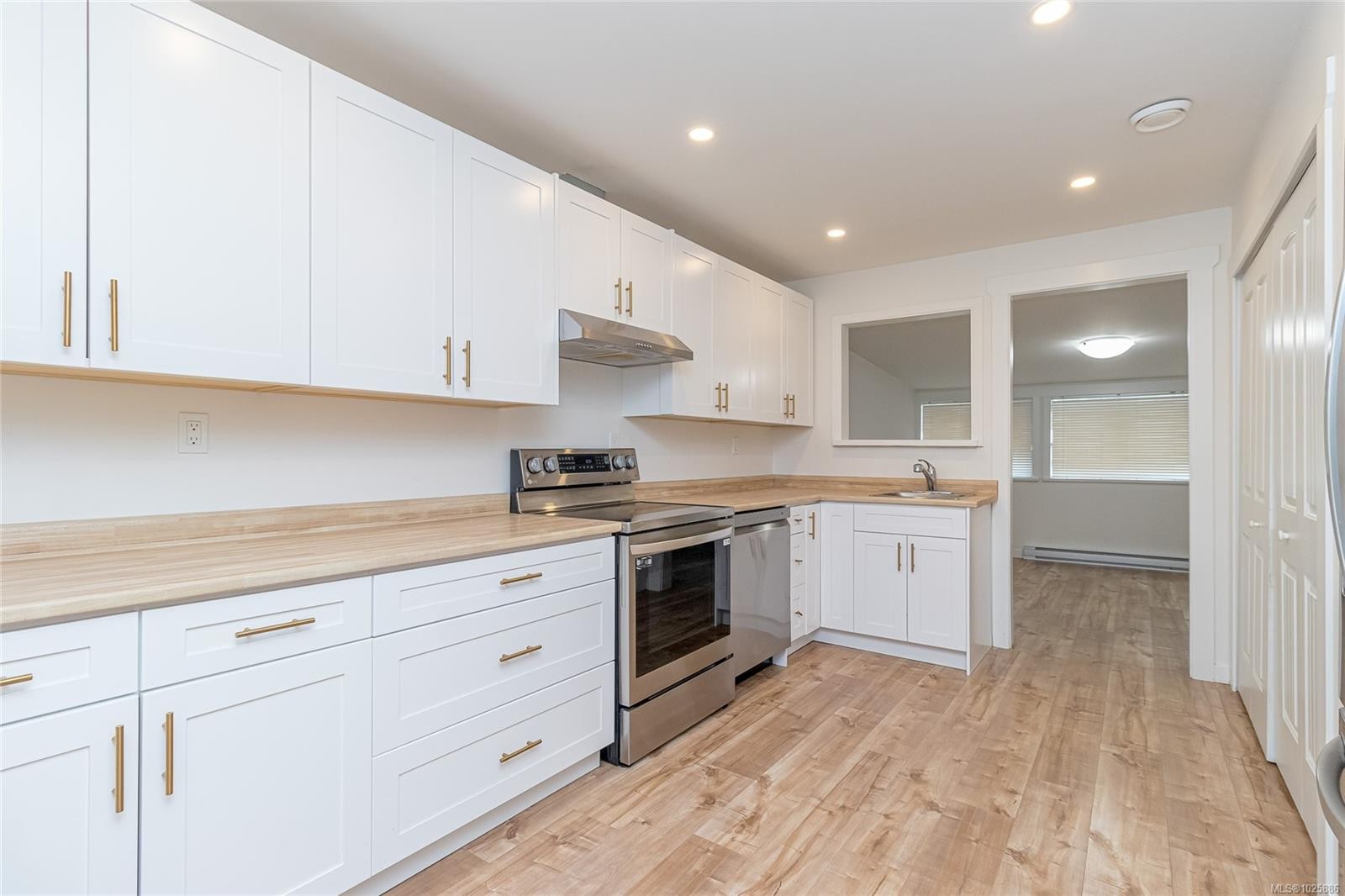 6153 Sumas Rd, Duncan, BC - Indoor Photo Showing Kitchen