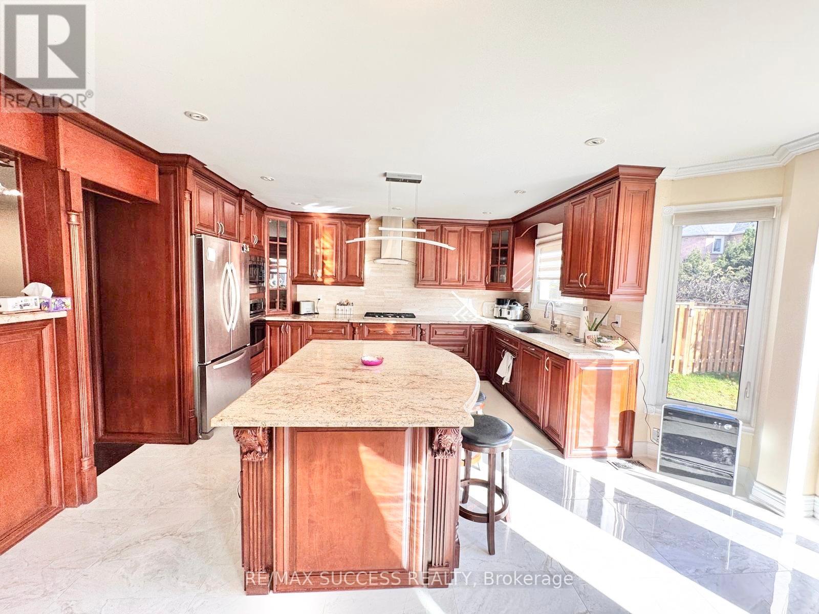 5715 Riverdale Crescent, Mississauga, ON - Indoor Photo Showing Kitchen