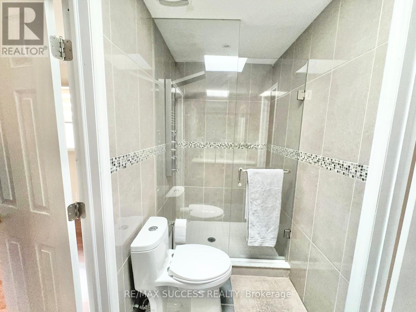 5715 Riverdale Crescent, Mississauga, ON - Indoor Photo Showing Bathroom