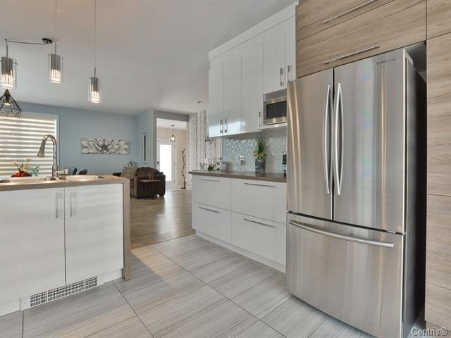 Kitchen - 256 Rue Séraphin-Bouc, Sainte-Anne-Des-Plaines, QC - Indoor Photo Showing Kitchen With Upgraded Kitchen