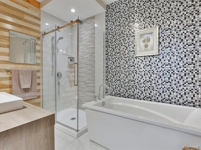 Bathroom - 256 Rue Séraphin-Bouc, Sainte-Anne-Des-Plaines, QC - Indoor Photo Showing Bathroom