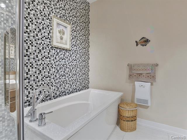 Bathroom - 256 Rue Séraphin-Bouc, Sainte-Anne-Des-Plaines, QC - Indoor Photo Showing Bathroom