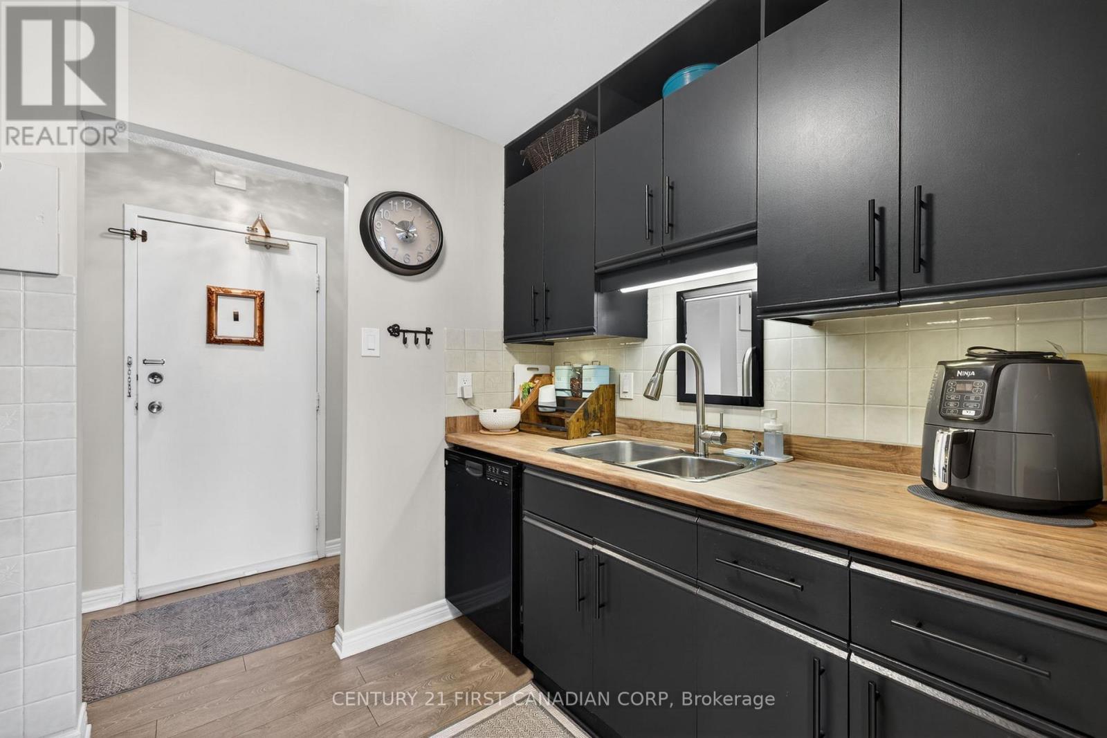 405 - 440 Central Avenue, London East (East F), ON - Indoor Photo Showing Kitchen With Double Sink