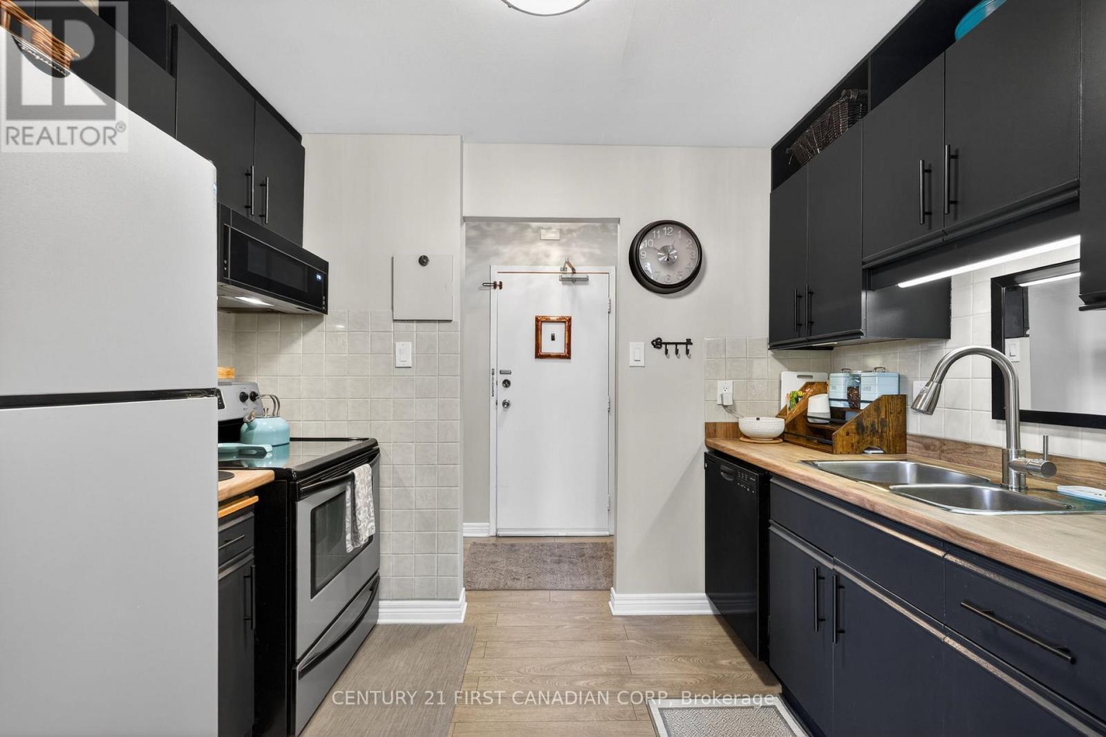 405 - 440 Central Avenue, London East (East F), ON - Indoor Photo Showing Kitchen With Double Sink