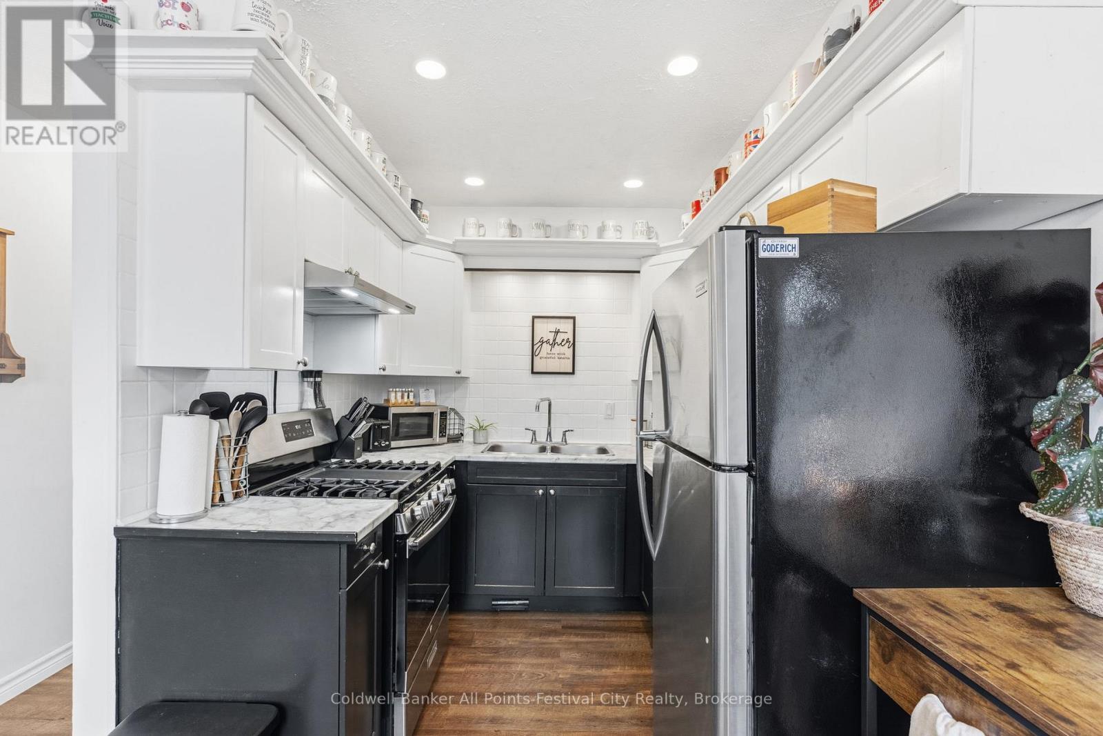 146 Bennett Street E, Goderich (Goderich (Town)), ON - Indoor Photo Showing Kitchen With Double Sink