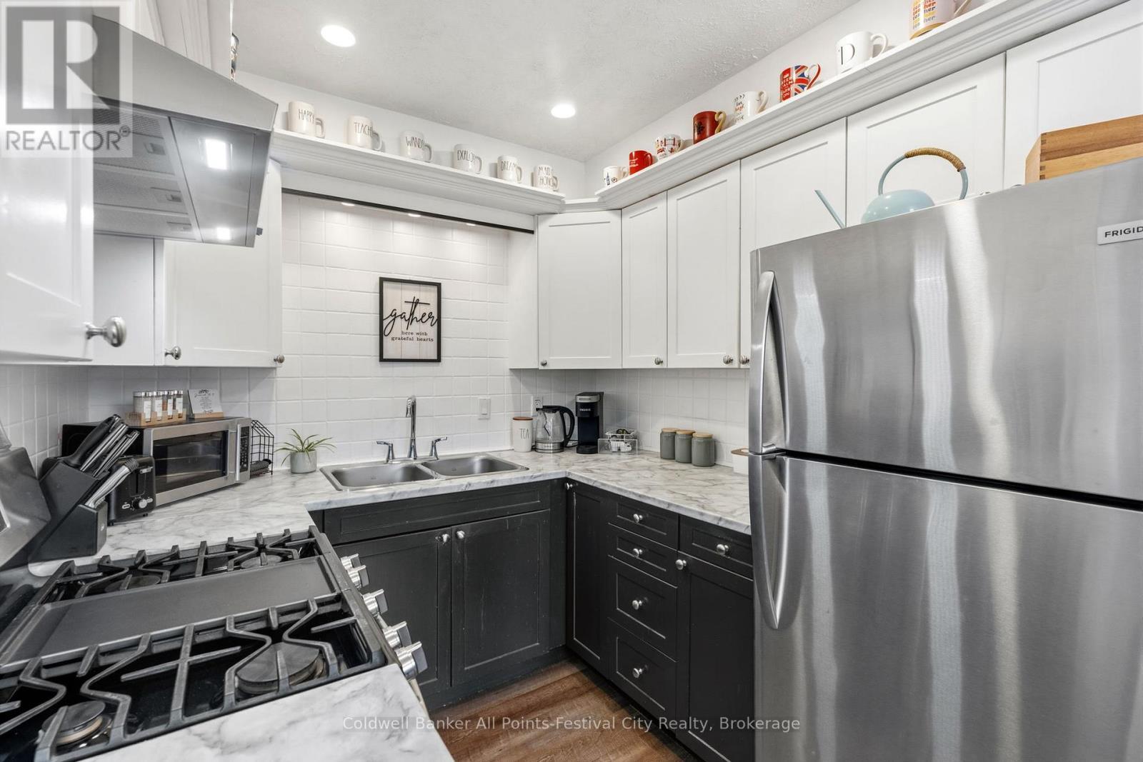 146 Bennett Street E, Goderich (Goderich (Town)), ON - Indoor Photo Showing Kitchen With Double Sink