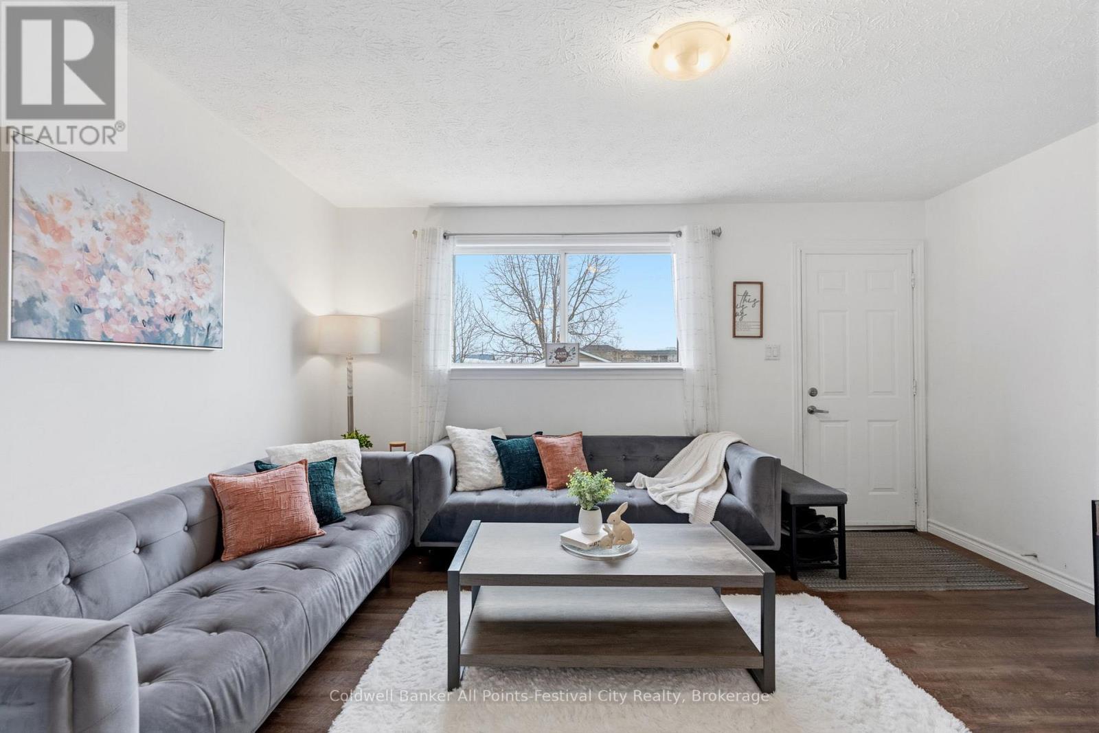 146 Bennett Street E, Goderich (Goderich (Town)), ON - Indoor Photo Showing Living Room