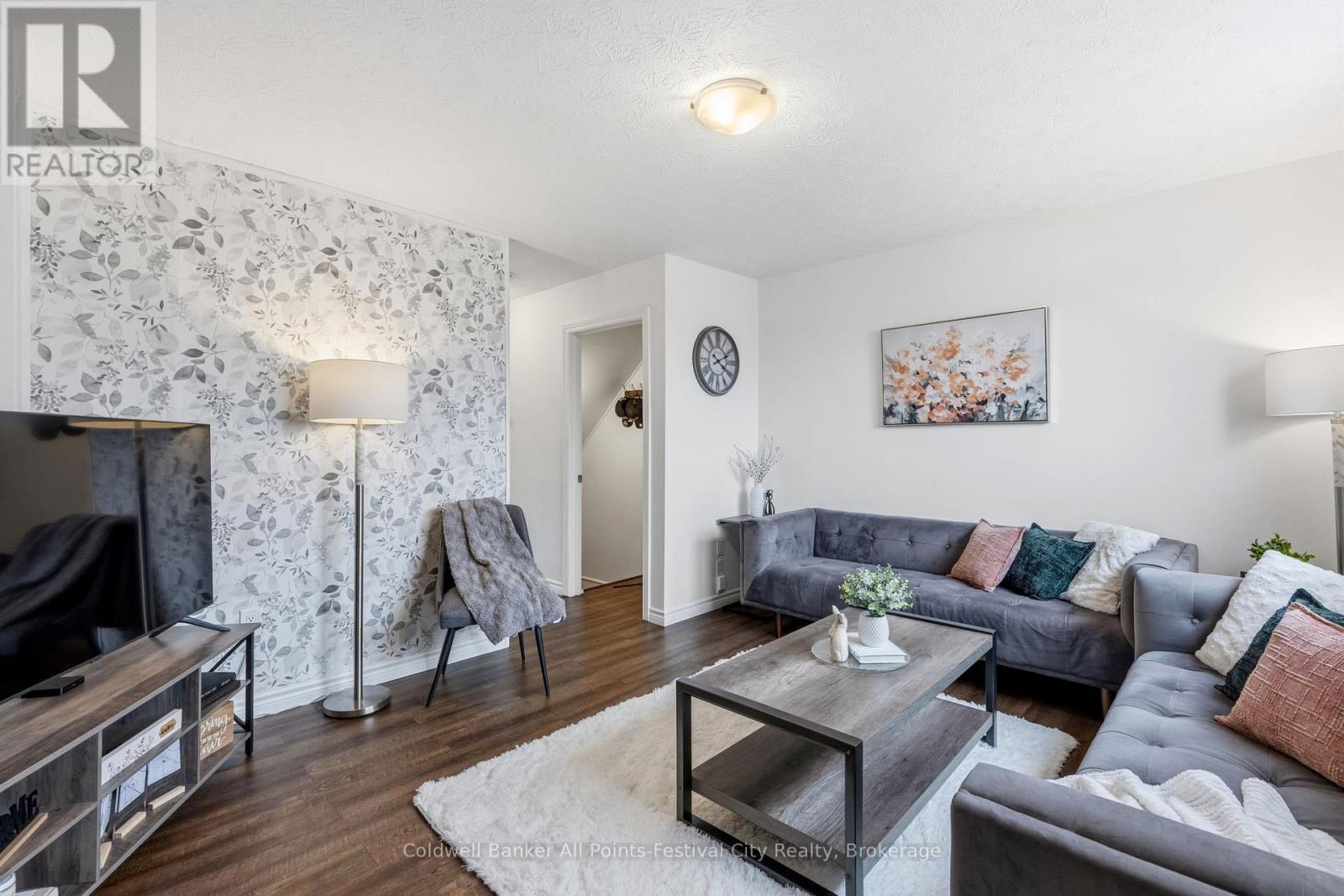 146 Bennett Street E, Goderich (Goderich (Town)), ON - Indoor Photo Showing Living Room With Fireplace
