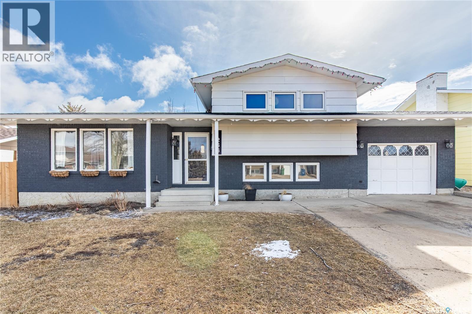 1266 Maybery Crescent, Moose Jaw, SK - Outdoor