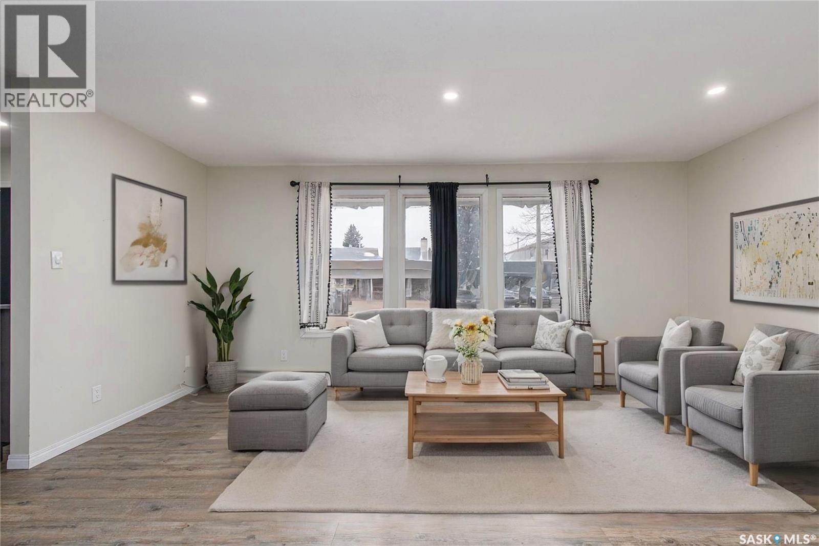 1266 Maybery Crescent, Moose Jaw, SK - Indoor Photo Showing Living Room