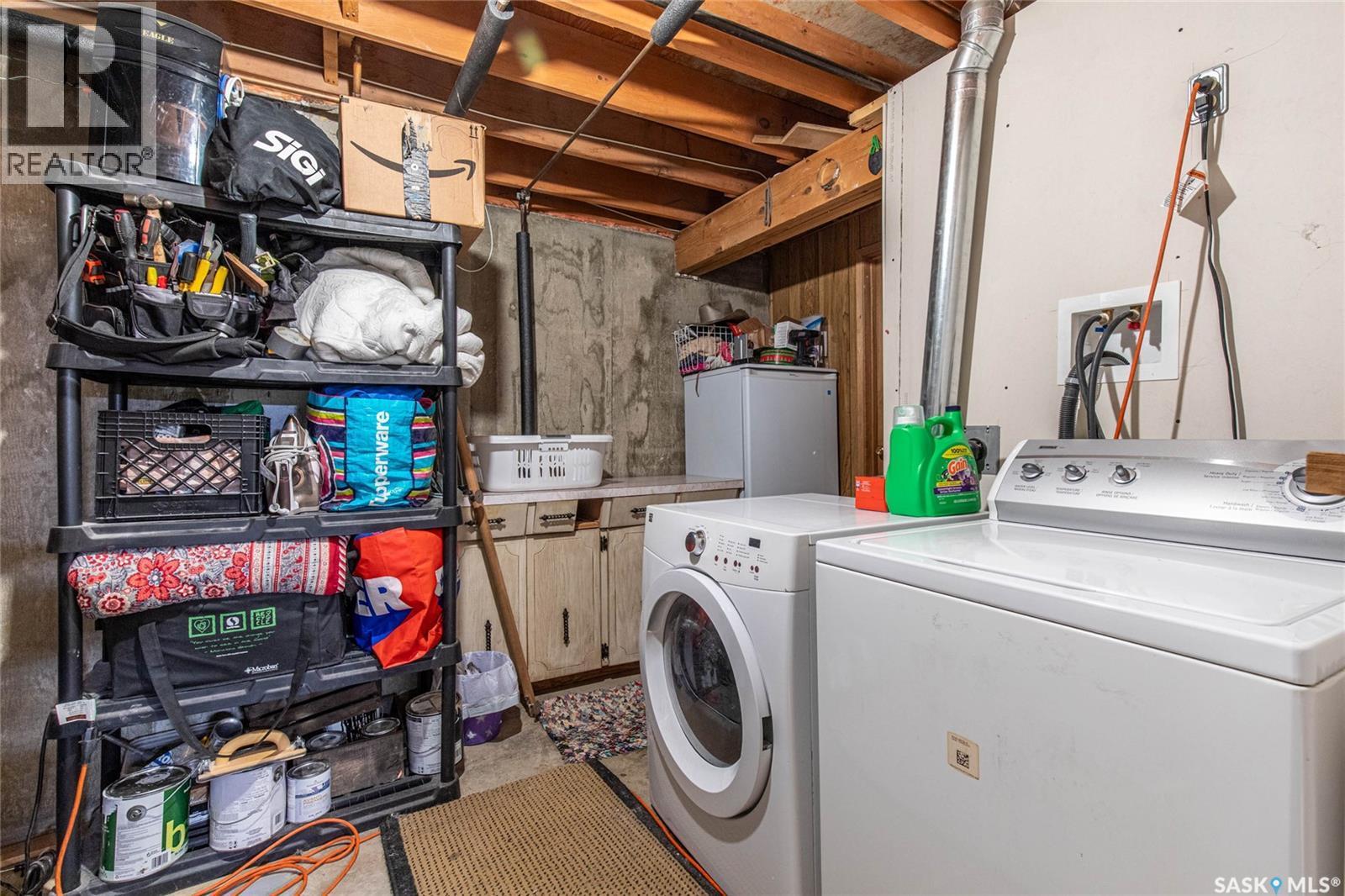 1266 Maybery Crescent, Moose Jaw, SK - Indoor Photo Showing Laundry Room