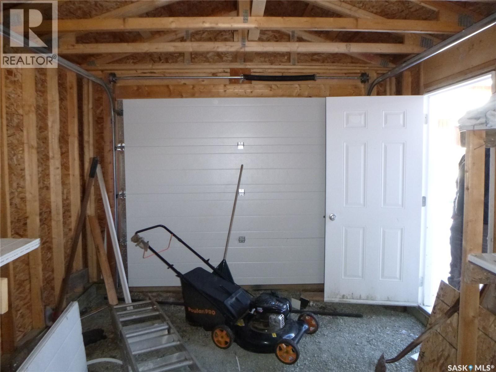 1006 Lake Road, Northern Admin District, SK - Indoor Photo Showing Garage