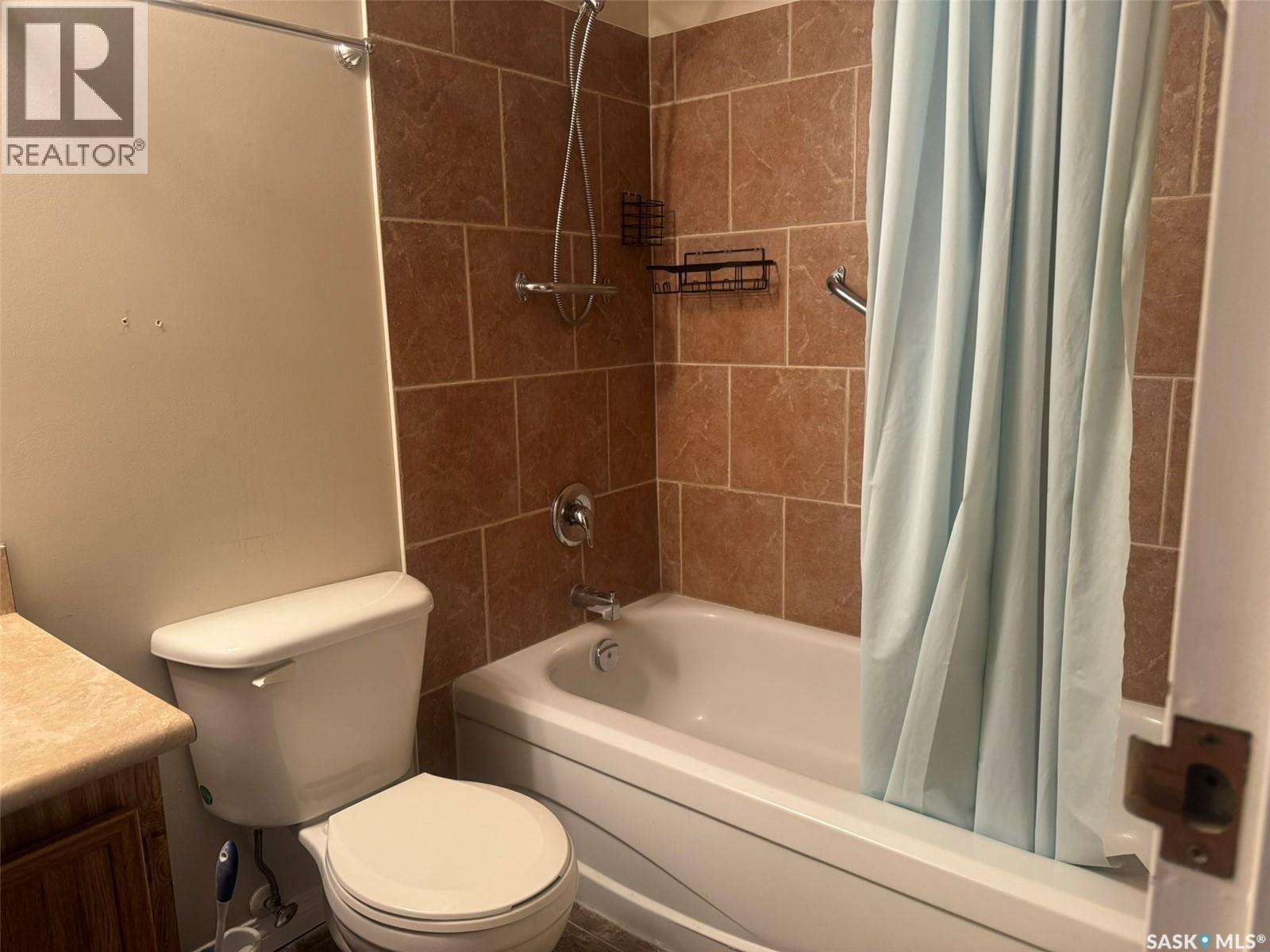 207 1808 Eaglesham Avenue, Weyburn, SK - Indoor Photo Showing Bathroom