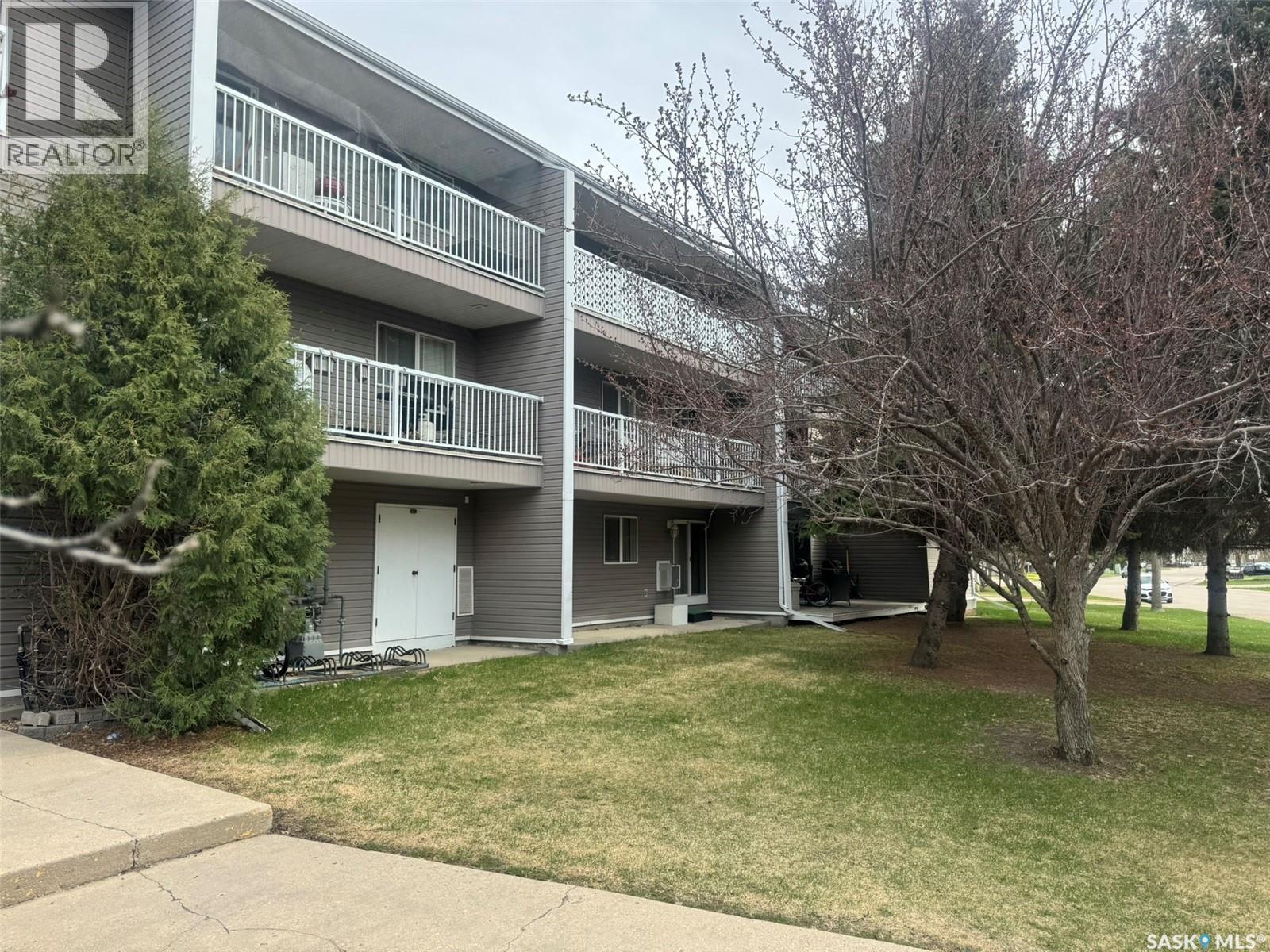 207 1808 Eaglesham Avenue, Weyburn, SK - Outdoor With Balcony