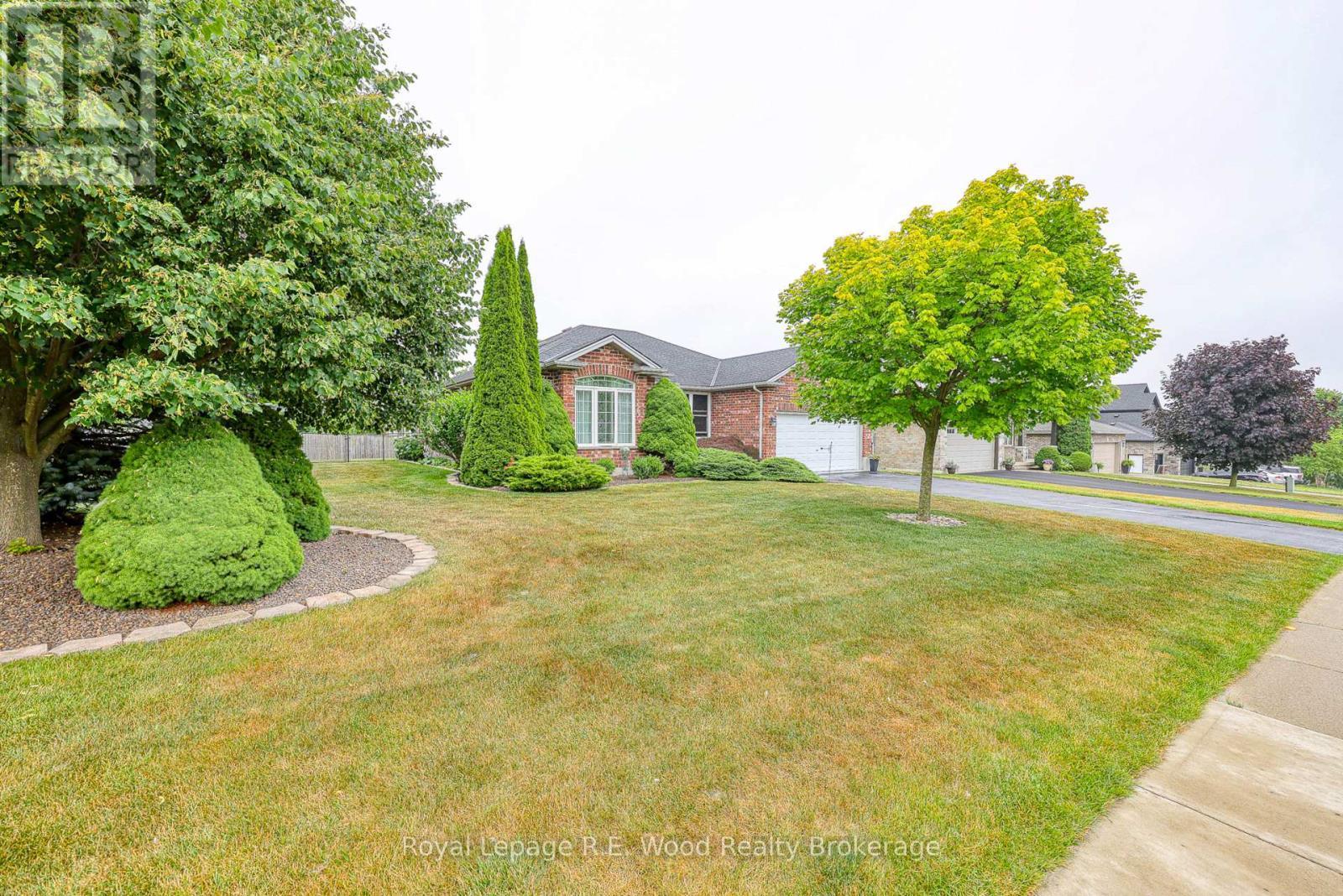 Executive corner lot and mature landscaping - 36 Morning Glory Drive, Tillsonburg, ON - Outdoor