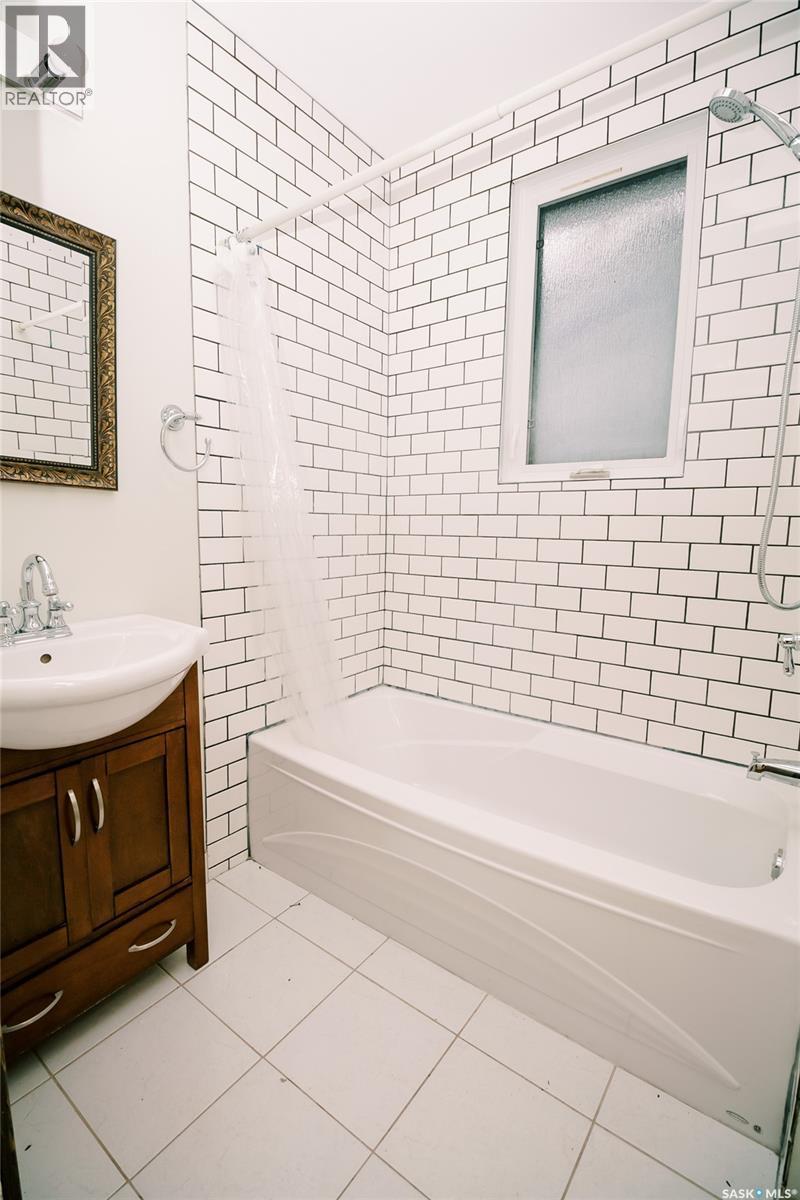 105 28Th Street, Saskatoon, SK - Indoor Photo Showing Bathroom