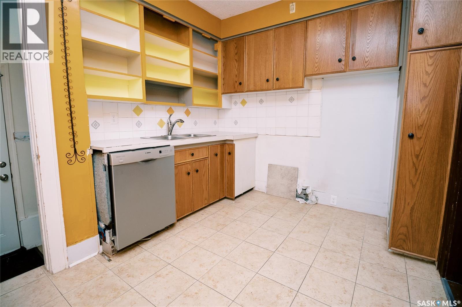 105 28Th Street, Saskatoon, SK - Indoor Photo Showing Kitchen With Double Sink