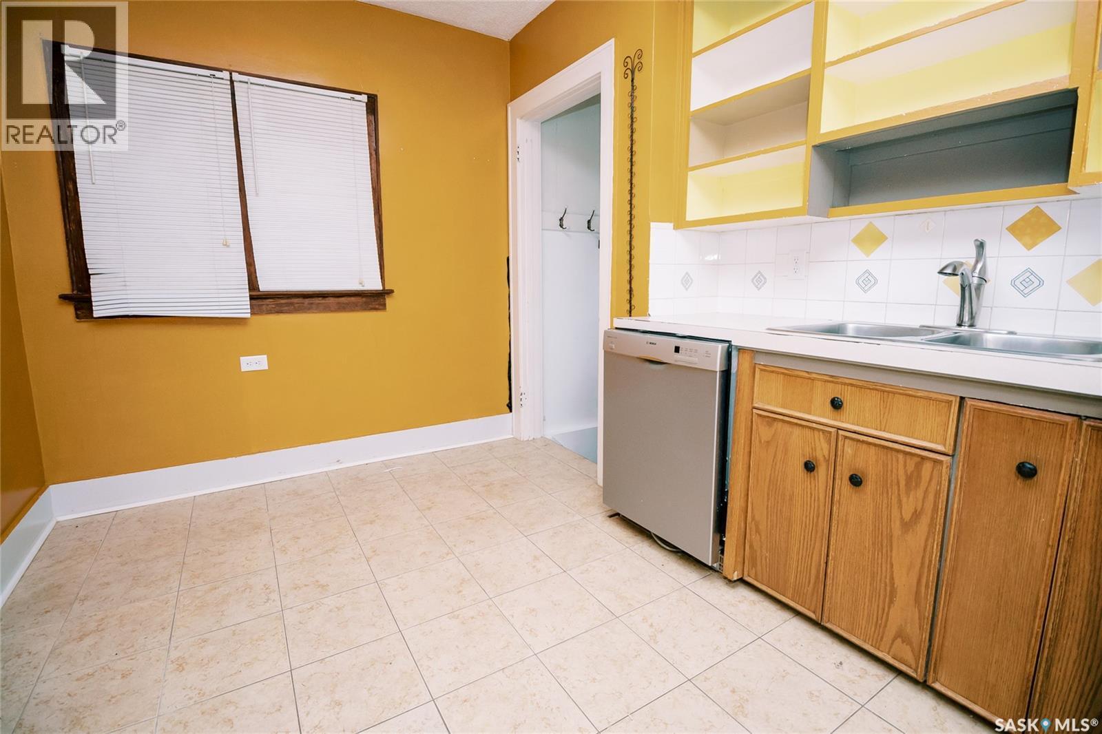 105 28Th Street, Saskatoon, SK - Indoor Photo Showing Kitchen With Double Sink