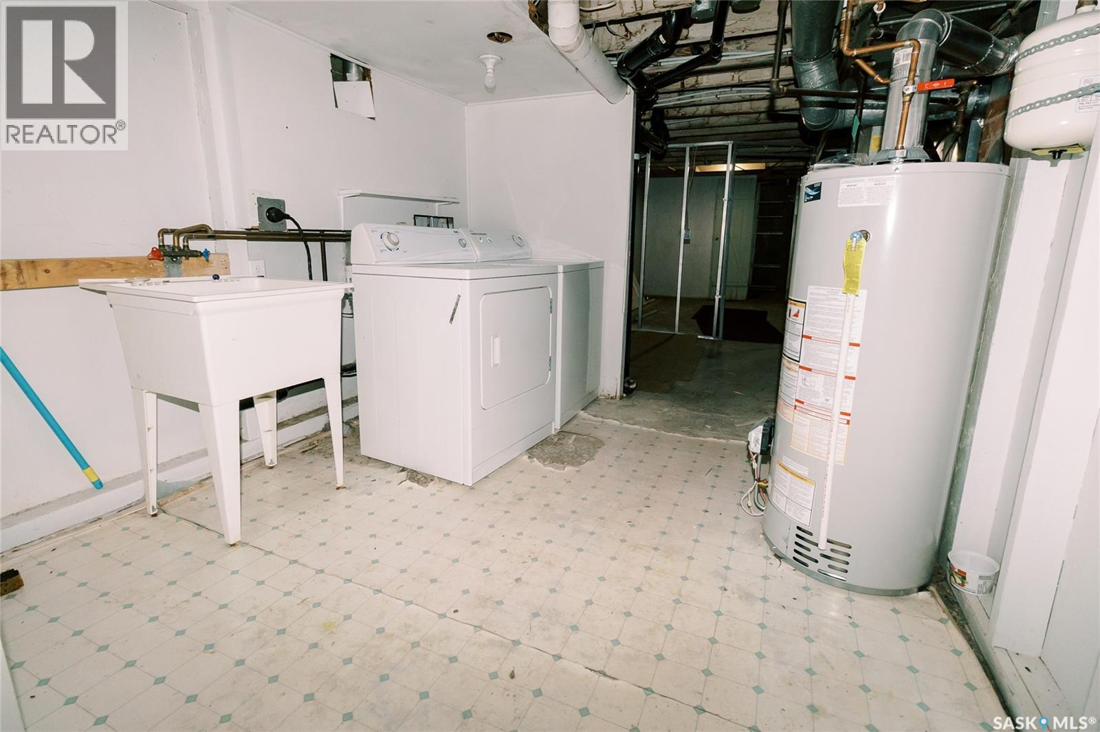 105 28Th Street, Saskatoon, SK - Indoor Photo Showing Laundry Room