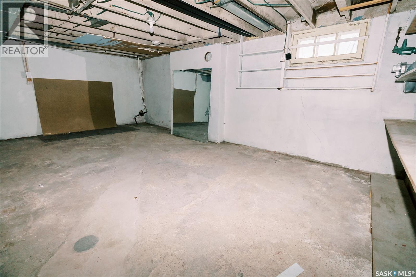 105 28Th Street, Saskatoon, SK - Indoor Photo Showing Garage