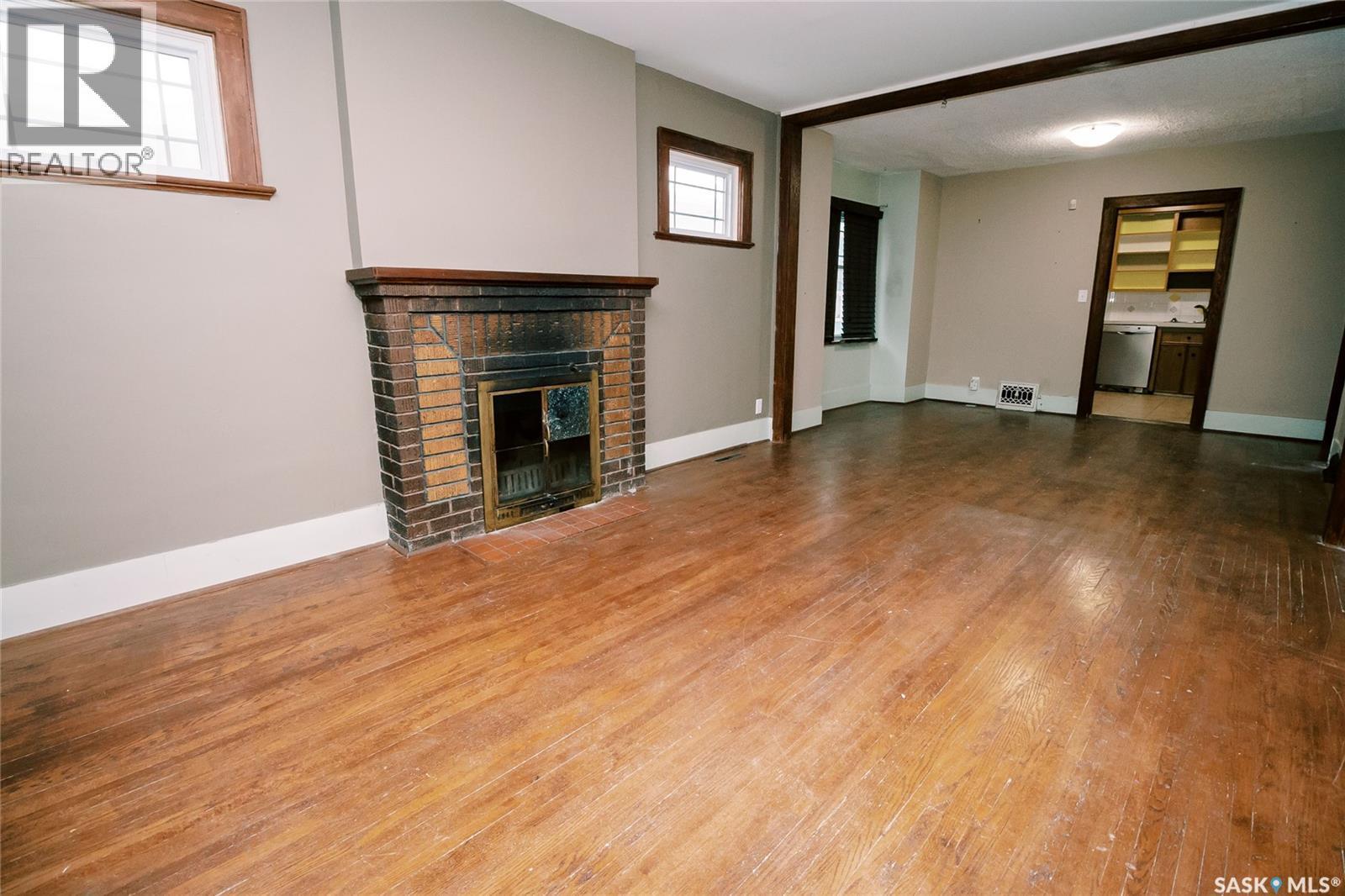 105 28Th Street, Saskatoon, SK - Indoor Photo Showing Living Room With Fireplace