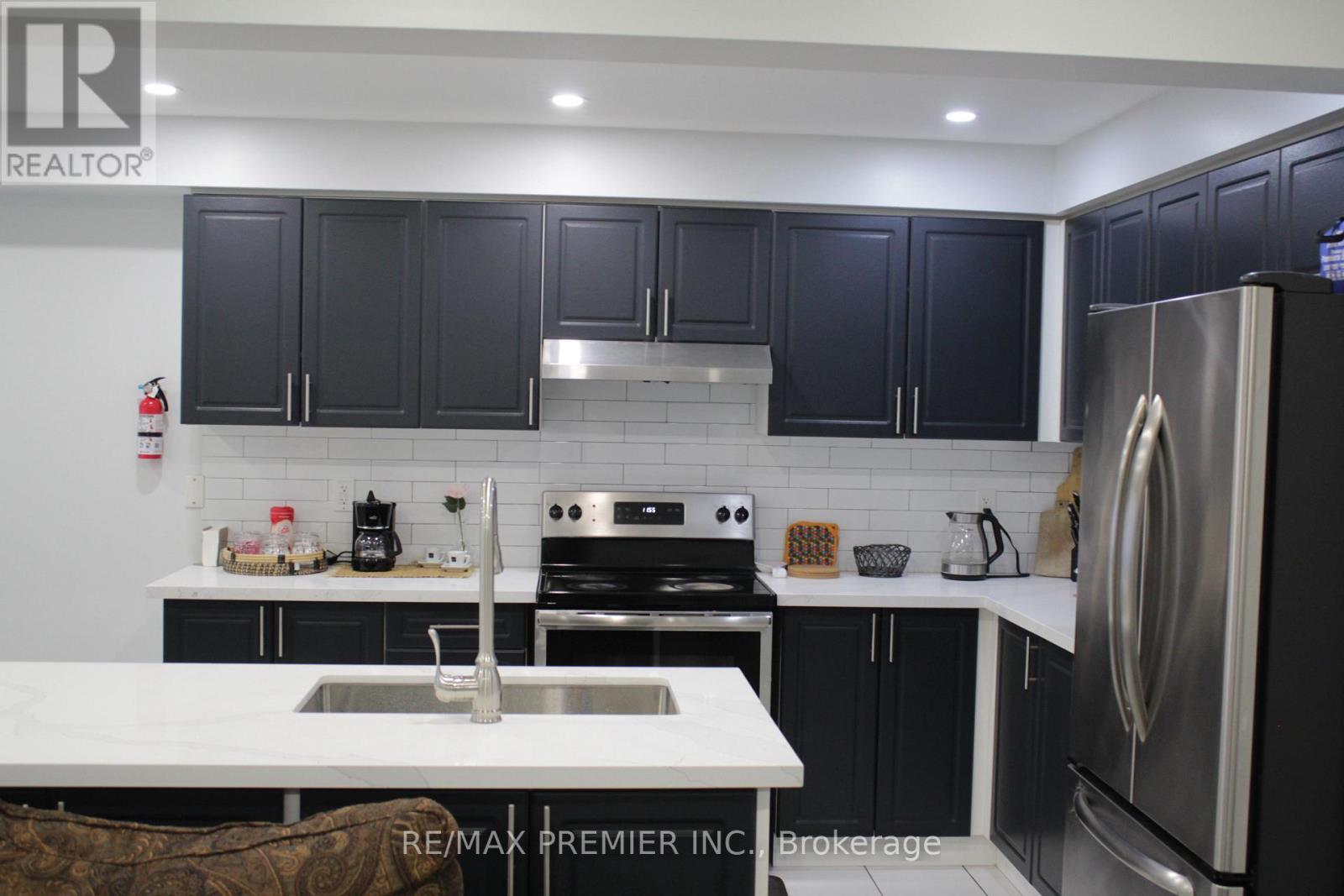 51 Mullholland Avenue, Cambridge, ON - Indoor Photo Showing Kitchen With Upgraded Kitchen