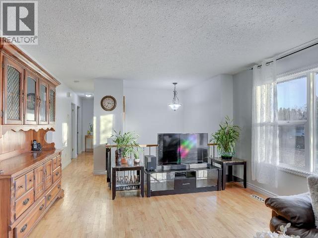 1334 Hook Drive, Kamloops, BC - Indoor Photo Showing Living Room