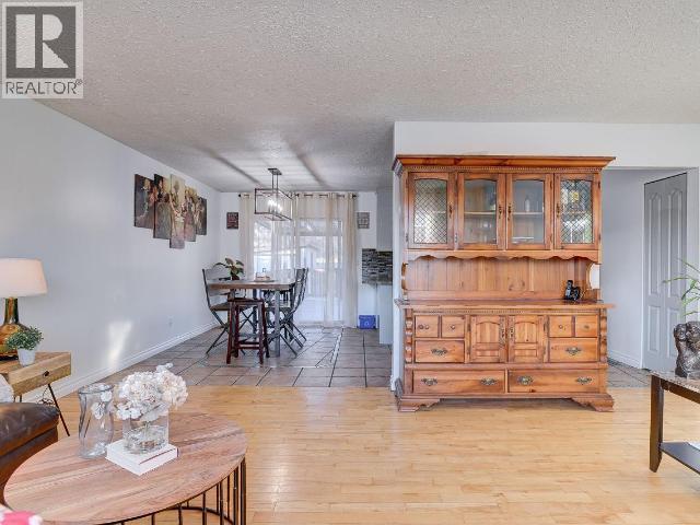 1334 Hook Drive, Kamloops, BC - Indoor Photo Showing Living Room