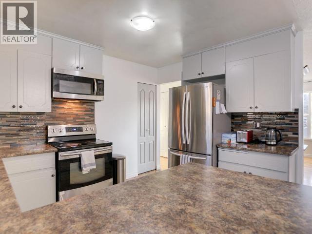 1334 Hook Drive, Kamloops, BC - Indoor Photo Showing Kitchen