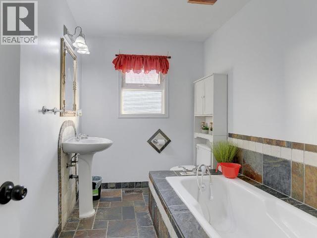 1334 Hook Drive, Kamloops, BC - Indoor Photo Showing Bathroom