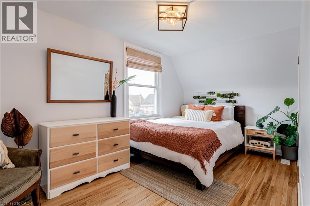 Bedroom with vaulted ceiling and light wood-style floors - 624 Burgess Avenue, Hamilton, ON - Indoor Photo Showing Bedroom