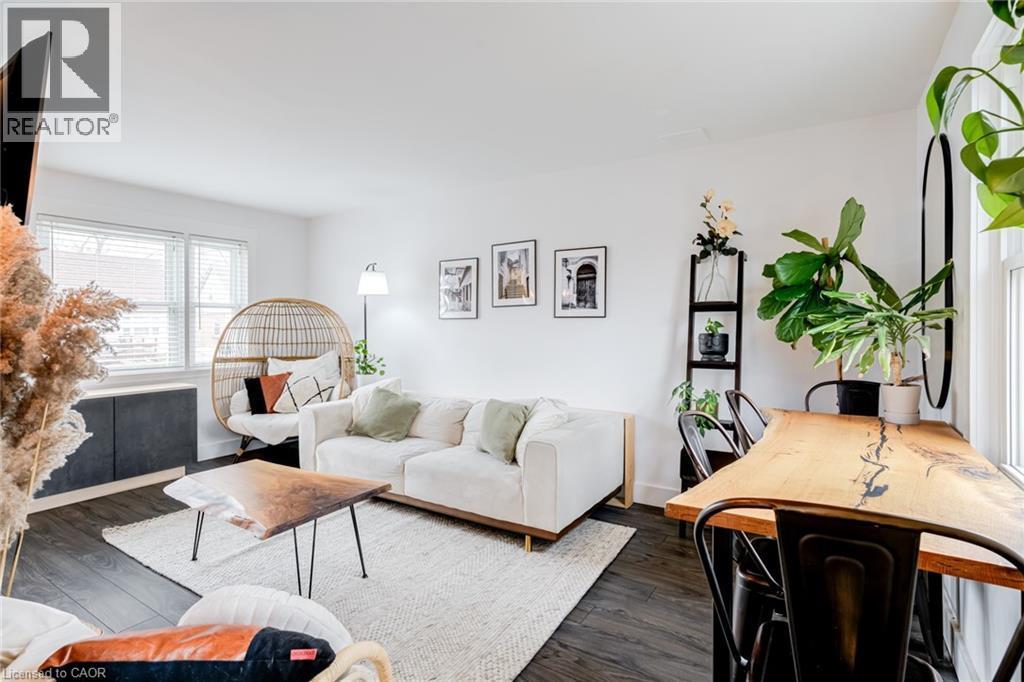 Living area with wood finished floors - 624 Burgess Avenue, Hamilton, ON - Indoor Photo Showing Living Room