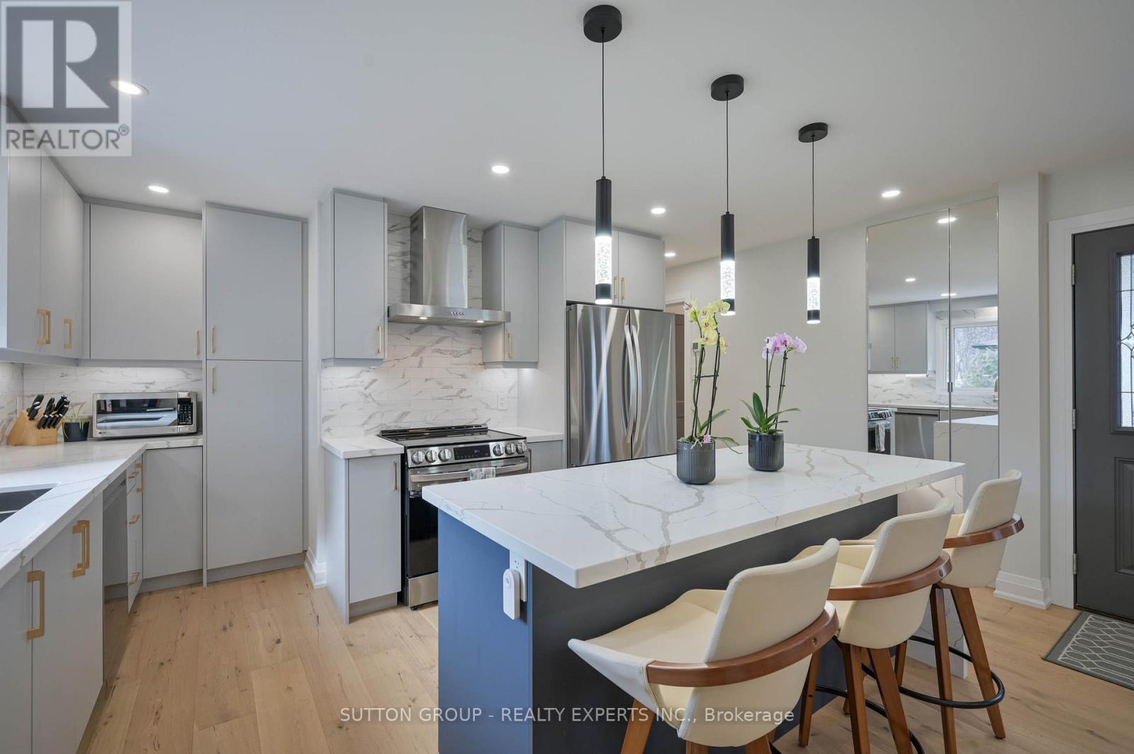 1484 Moss Glen Road, Burlington, ON - Indoor Photo Showing Kitchen With Upgraded Kitchen
