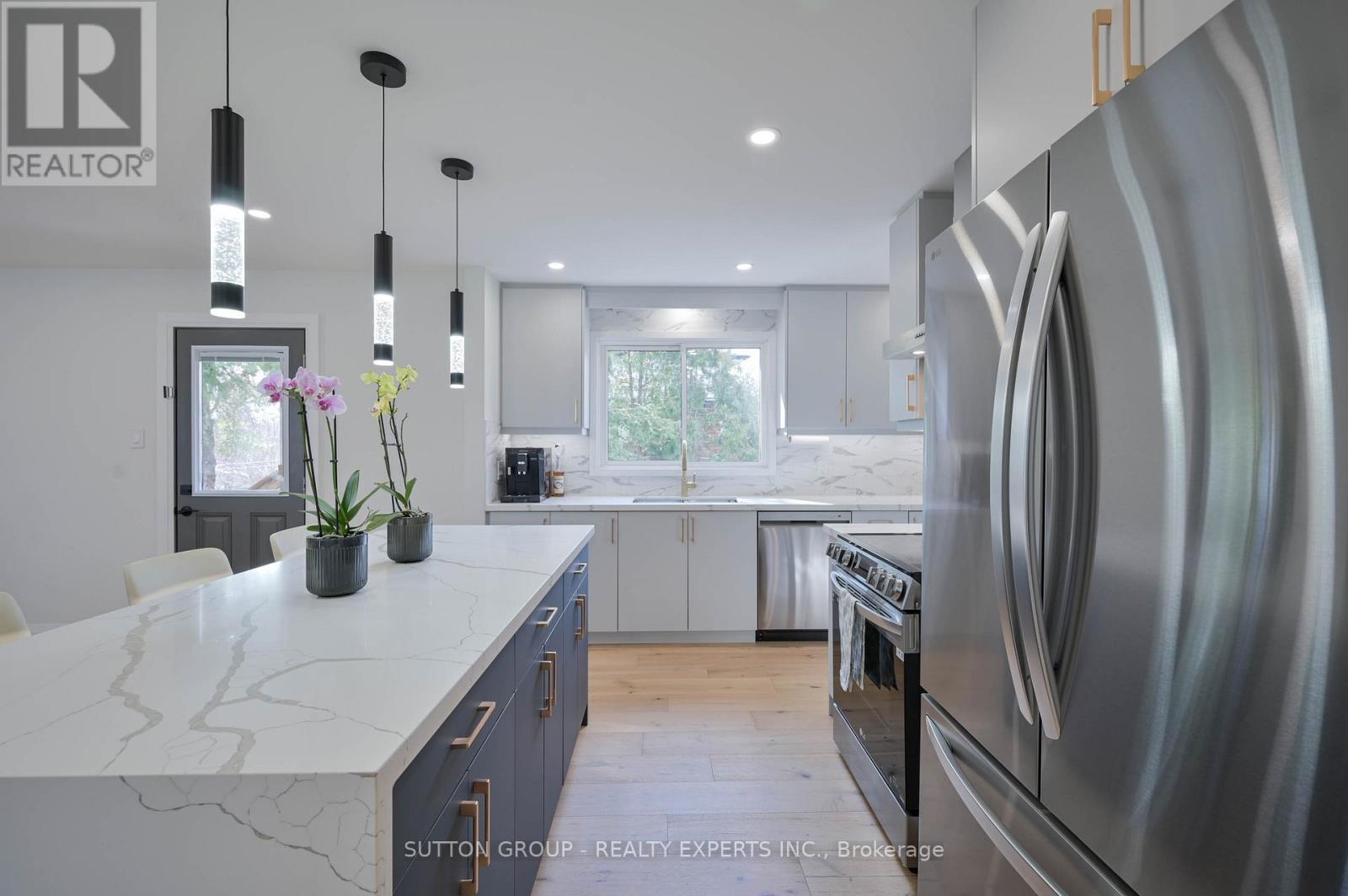 1484 Moss Glen Road, Burlington, ON - Indoor Photo Showing Kitchen With Upgraded Kitchen