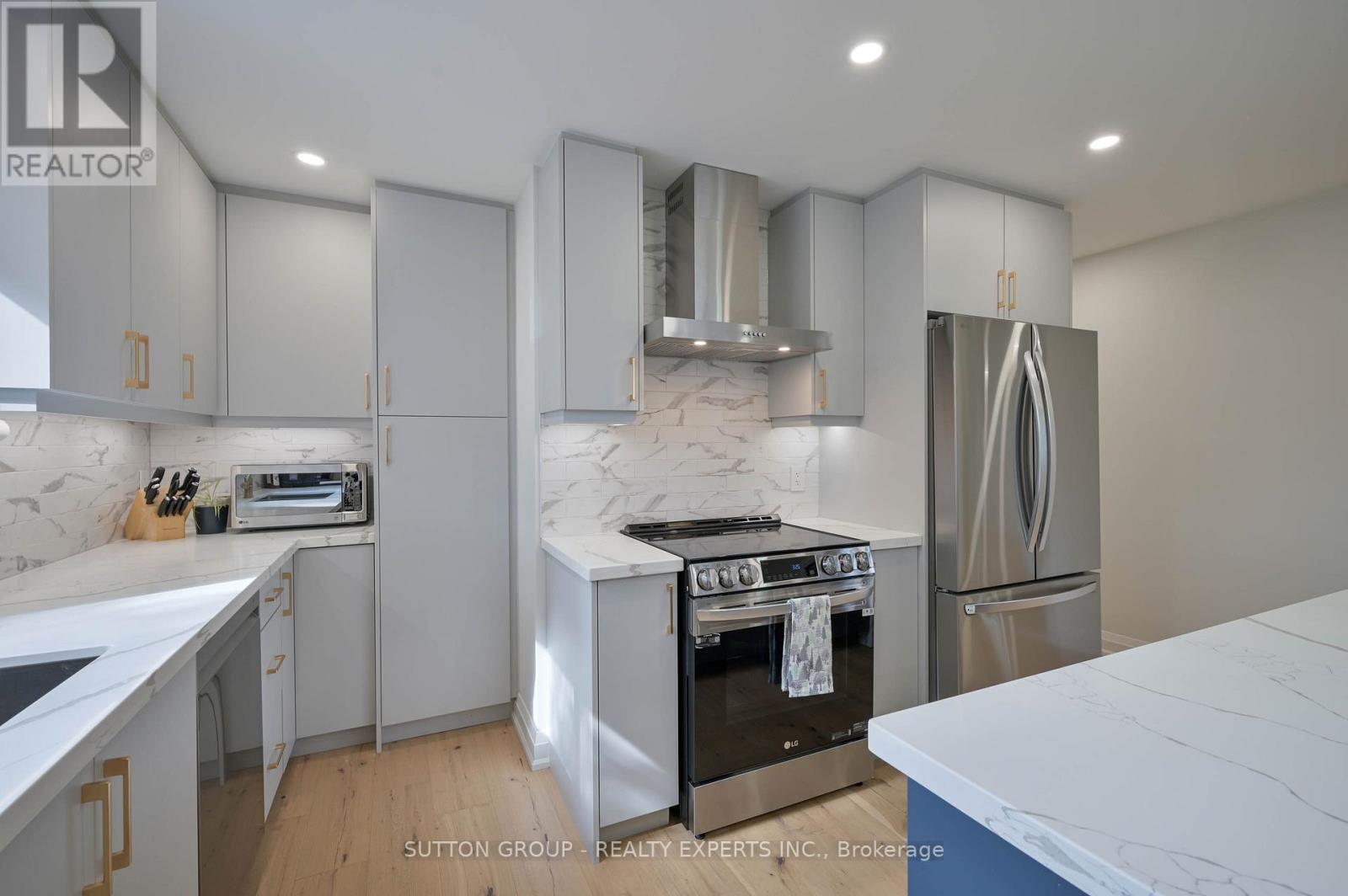 1484 Moss Glen Road, Burlington, ON - Indoor Photo Showing Kitchen With Upgraded Kitchen