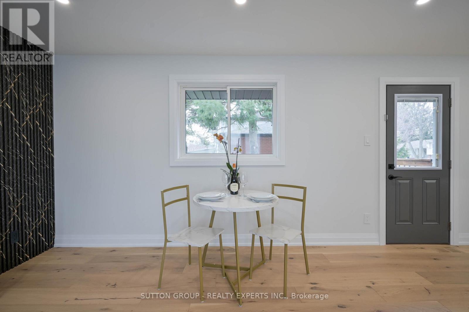 1484 Moss Glen Road, Burlington, ON - Indoor Photo Showing Dining Room