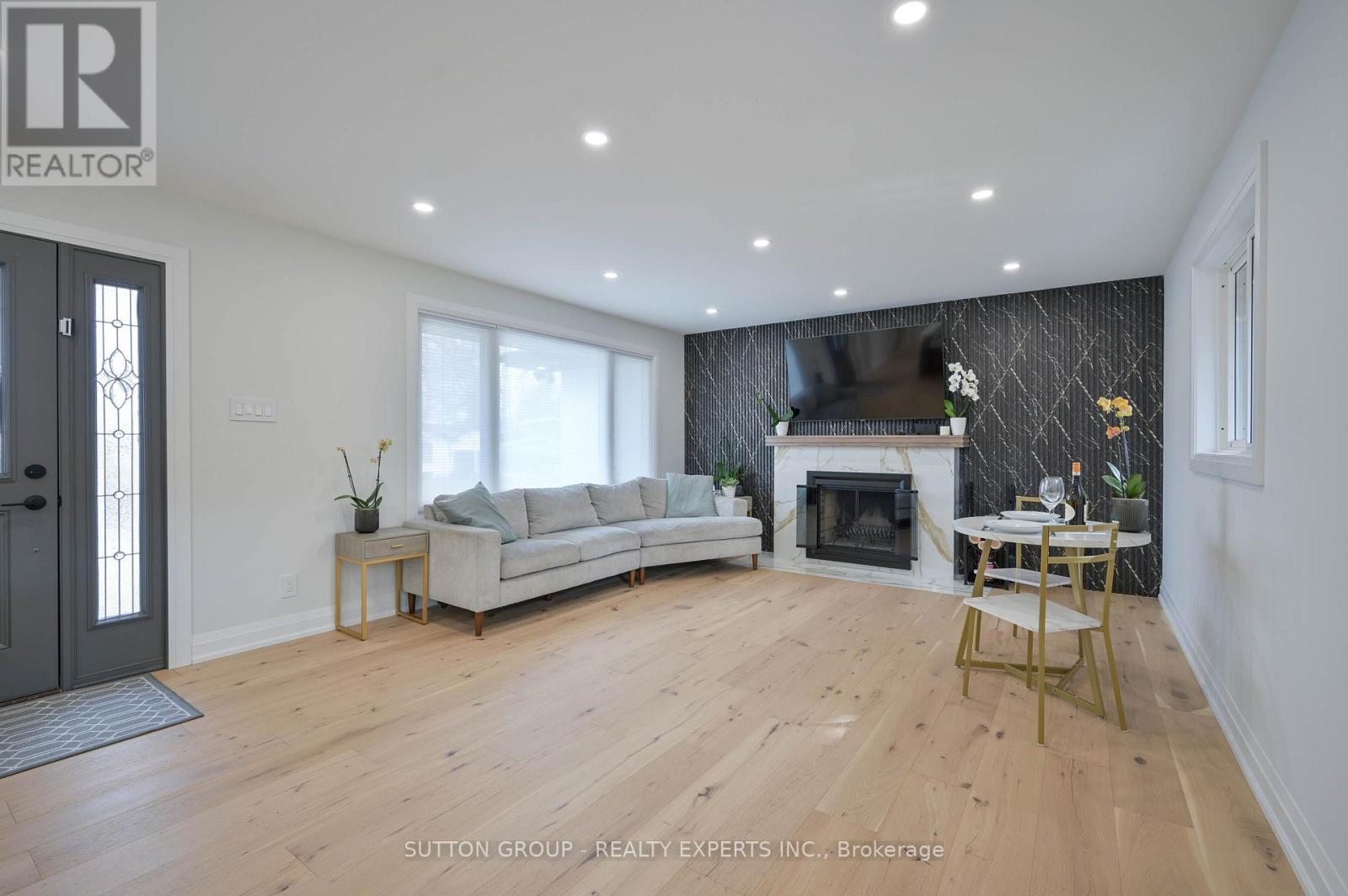 1484 Moss Glen Road, Burlington, ON - Indoor Photo Showing Living Room With Fireplace