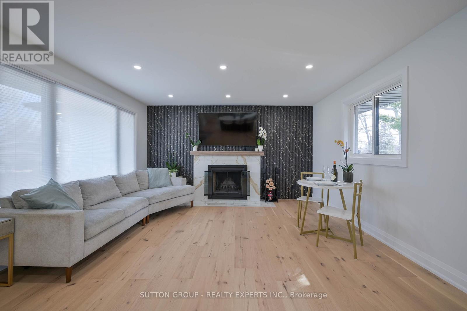 1484 Moss Glen Road, Burlington, ON - Indoor Photo Showing Living Room With Fireplace