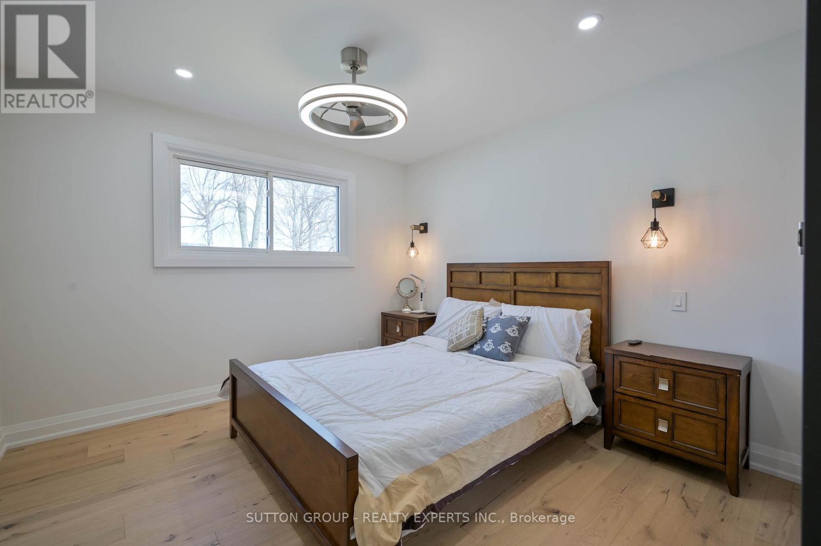 1484 Moss Glen Road, Burlington, ON - Indoor Photo Showing Bedroom