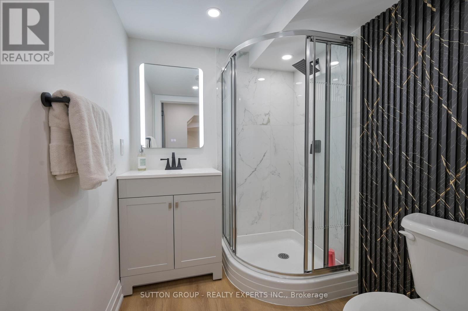 1484 Moss Glen Road, Burlington, ON - Indoor Photo Showing Bathroom