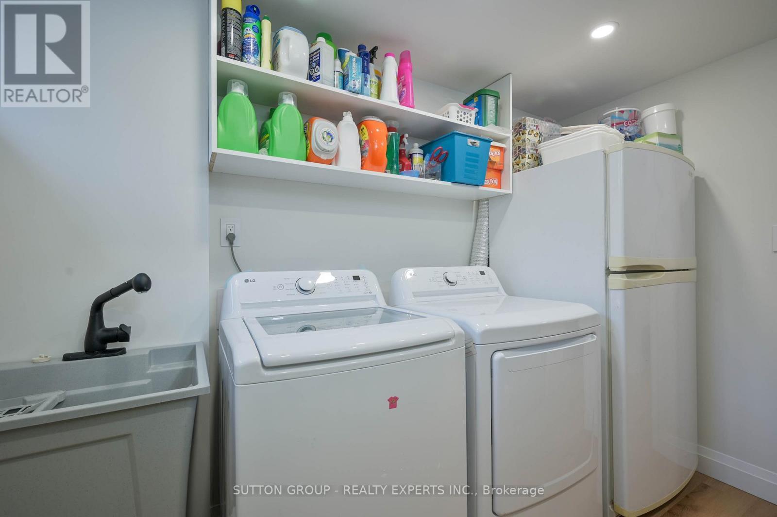 1484 Moss Glen Road, Burlington, ON - Indoor Photo Showing Laundry Room