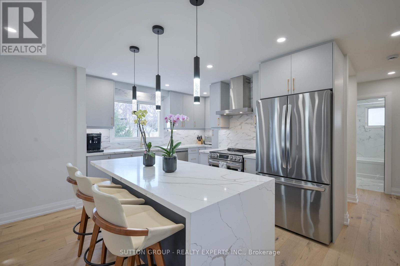 1484 Moss Glen Road, Burlington, ON - Indoor Photo Showing Kitchen With Upgraded Kitchen