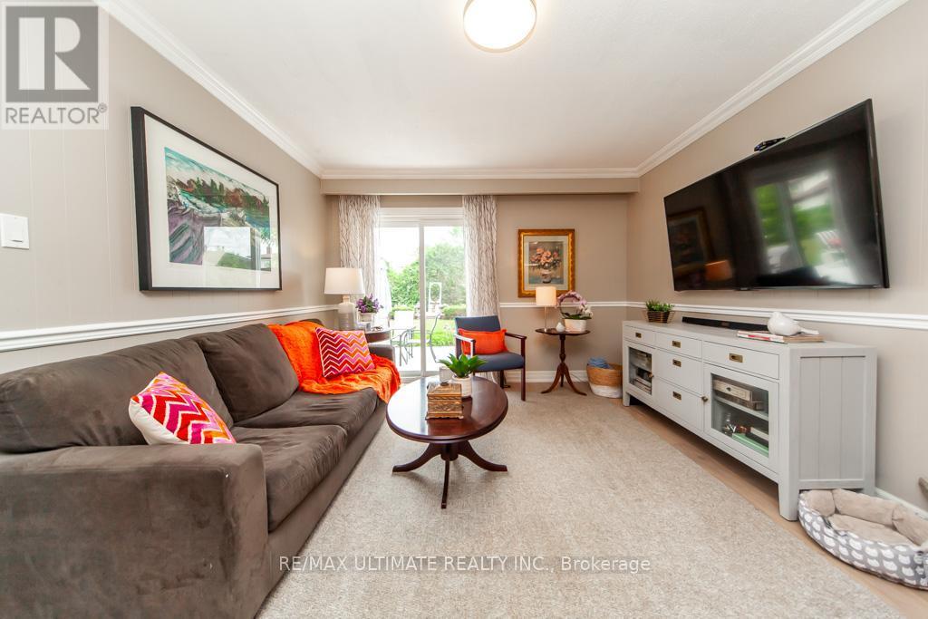 2589 Trident Avenue, Mississauga, ON - Indoor Photo Showing Living Room