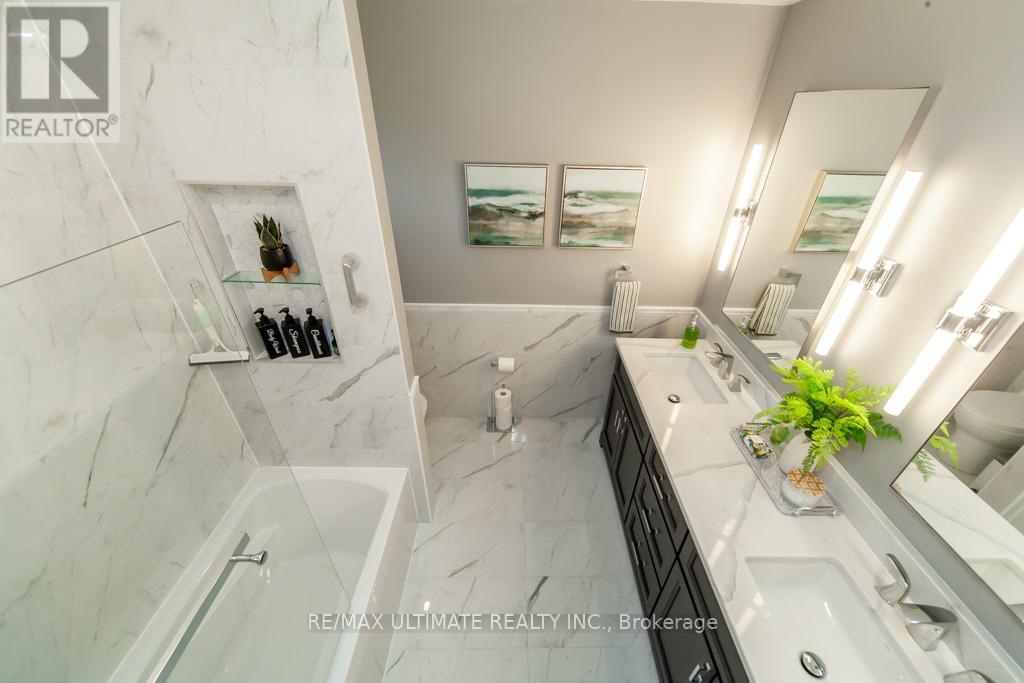2589 Trident Avenue, Mississauga, ON - Indoor Photo Showing Bathroom