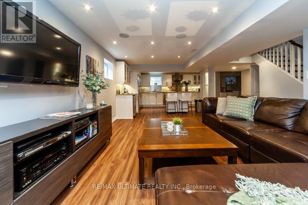 2589 Trident Avenue, Mississauga, ON - Indoor Photo Showing Living Room