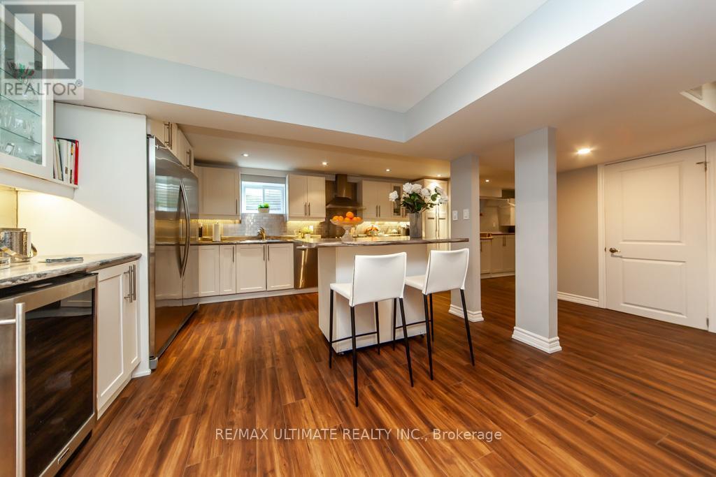 2589 Trident Avenue, Mississauga, ON - Indoor Photo Showing Kitchen With Upgraded Kitchen