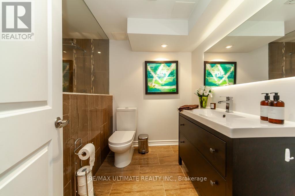 2589 Trident Avenue, Mississauga, ON - Indoor Photo Showing Bathroom