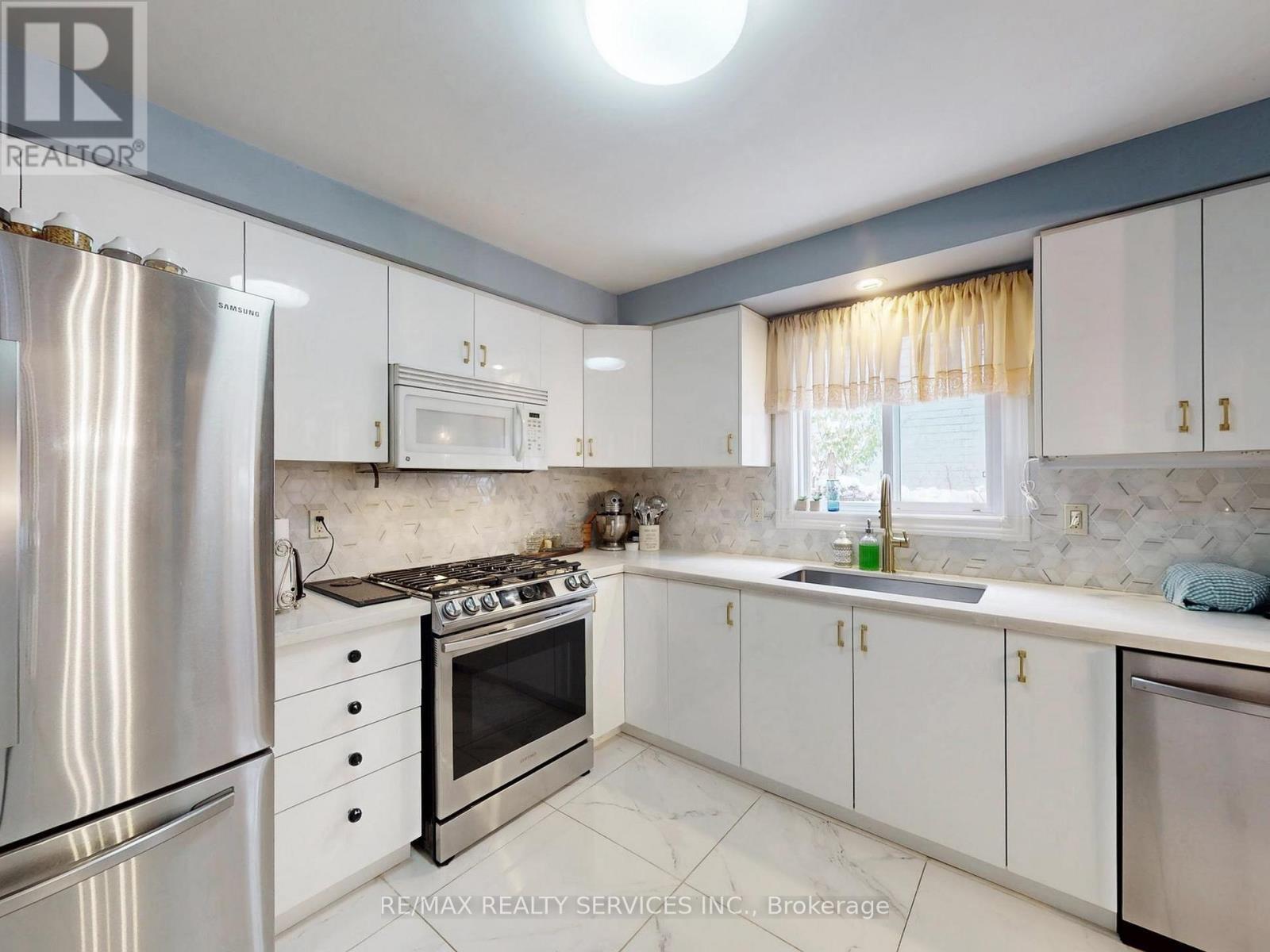 9 Malabar Crescent, Brampton, ON - Indoor Photo Showing Kitchen With Stainless Steel Kitchen