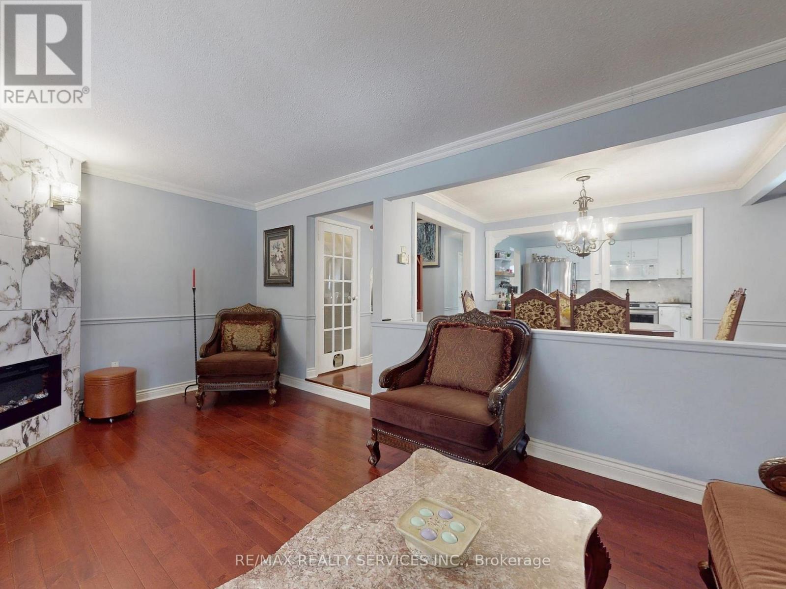 9 Malabar Crescent, Brampton, ON - Indoor Photo Showing Living Room